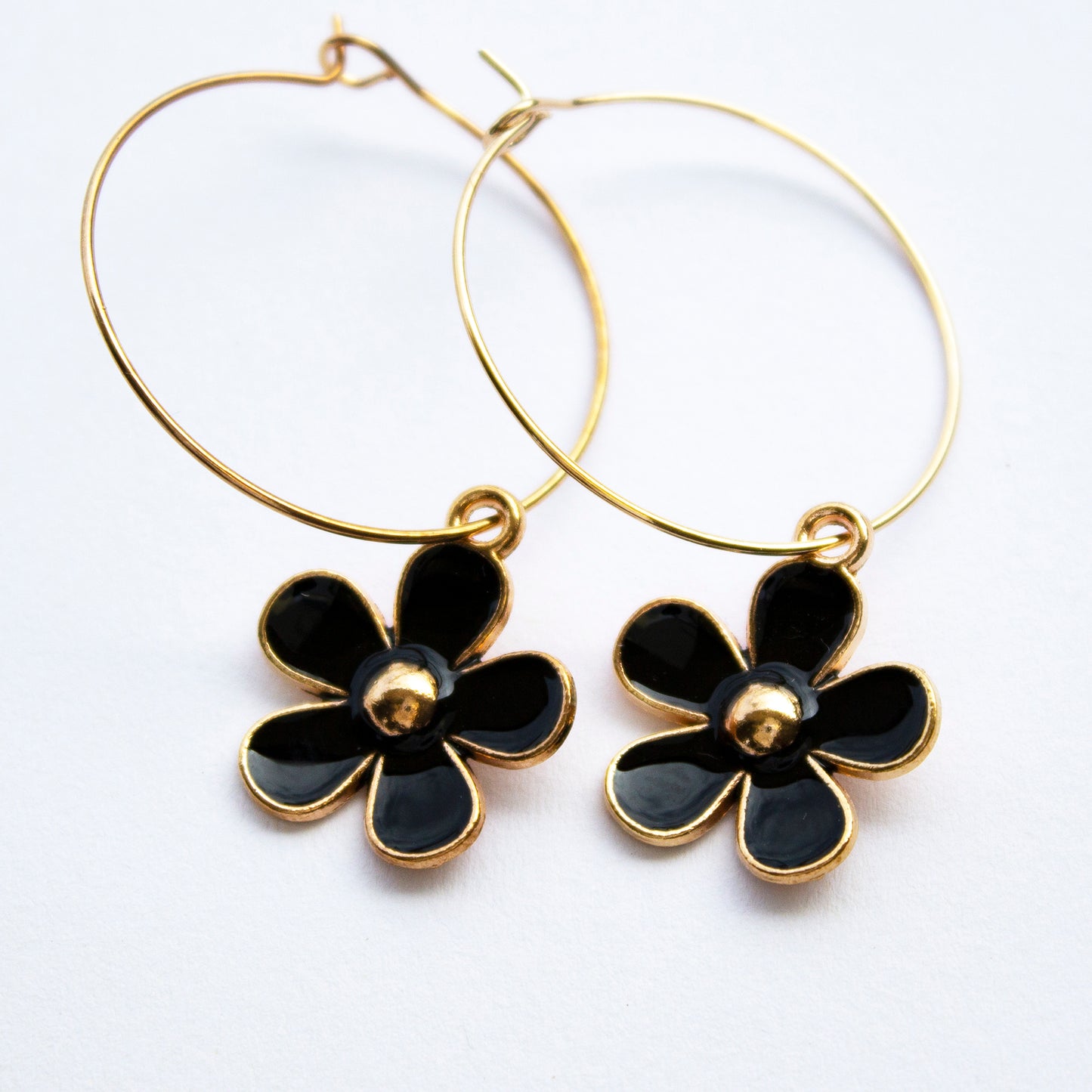 Five petal daisy with gold centre, 4 colours