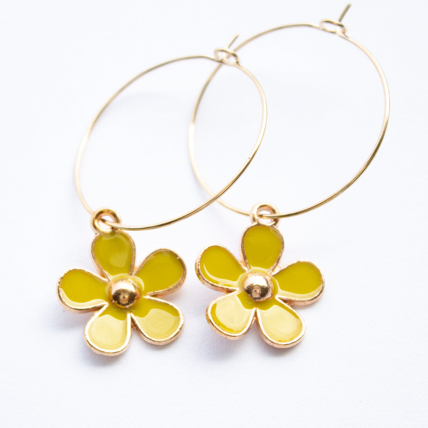 Five petal daisy with gold centre/ yellow