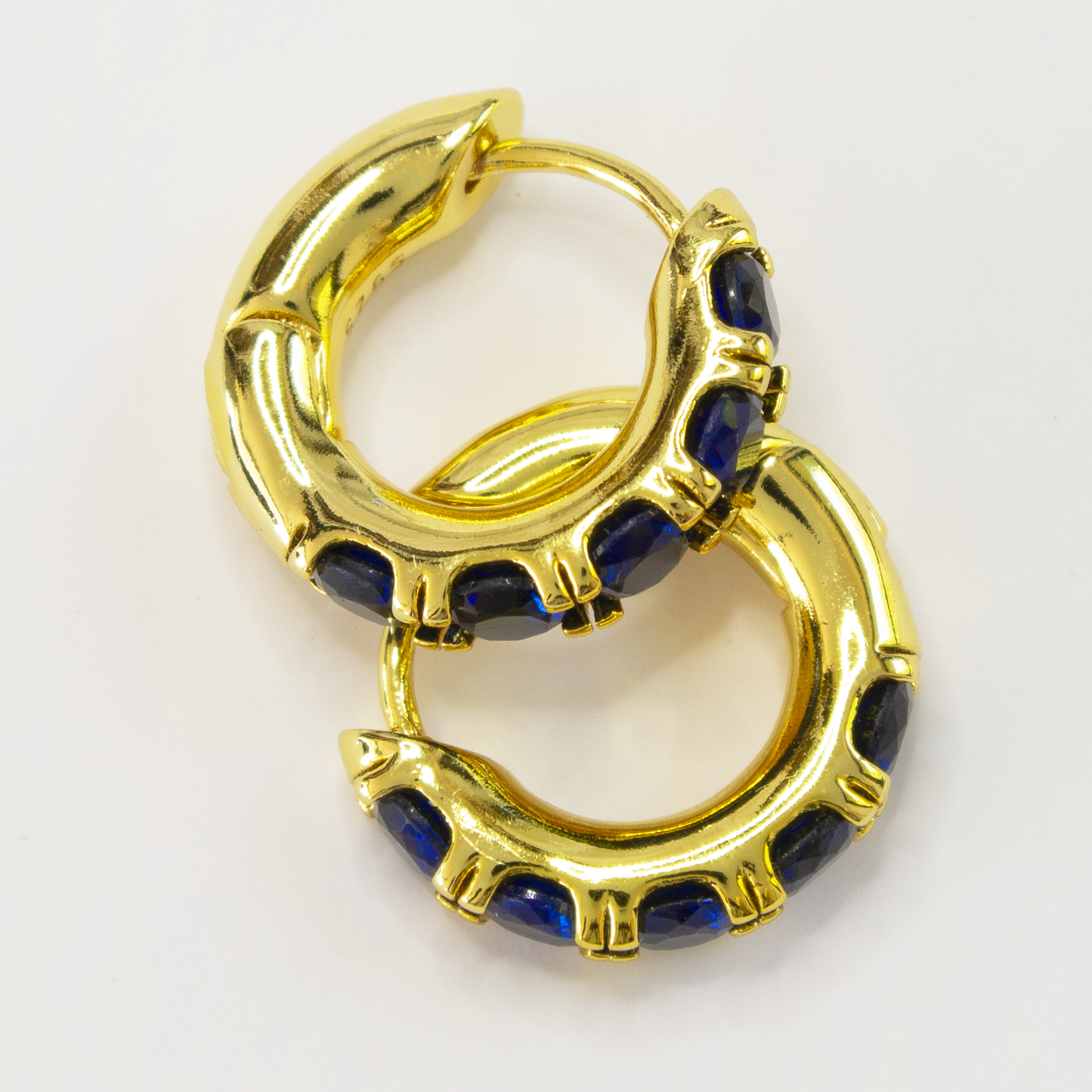 Cute little huggie earrings with pretty stones.
