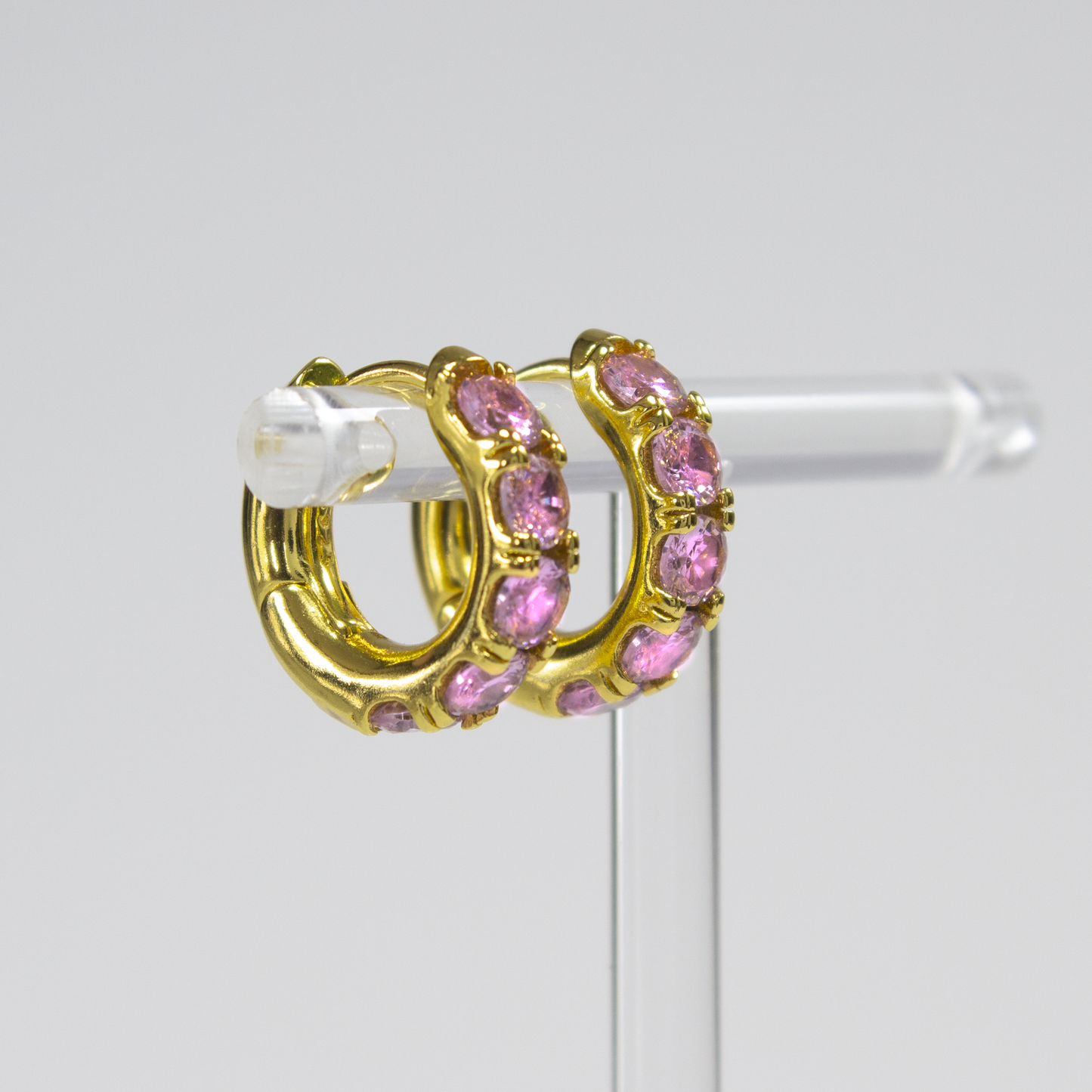 Cute little huggie earrings with pretty stones.