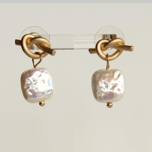 Faux pearl earrings with matt gold knot