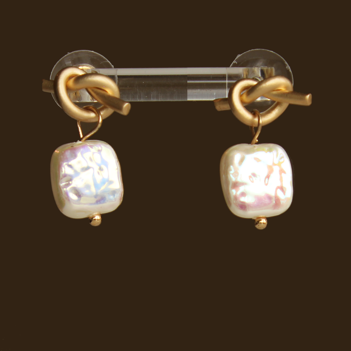 Faux pearl earrings with matt gold knot
