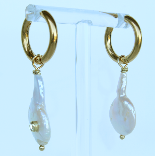 Baroque pearl with inset crystal